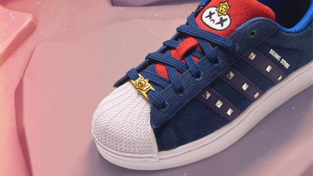 Brawl Stars y adidas lanzan ropa oficial y un nuevo torneo con el balón del Mundial Imagen que muestra detalles de la nueva colección de Brawl Stars y adidas en los cordones y la zapatilla