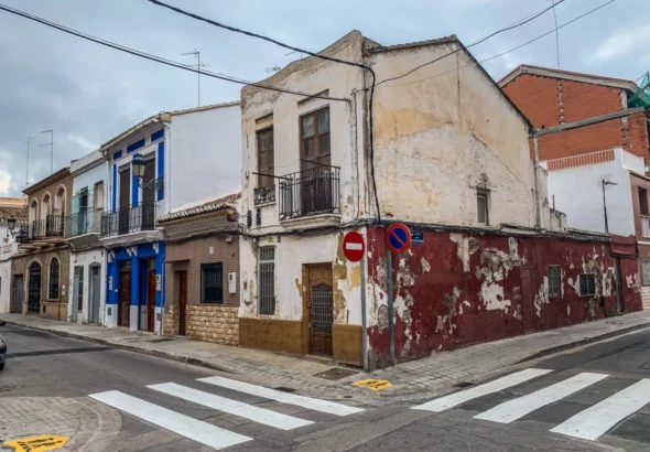 Imagen que muestra una de las calles de Valencia que ilustra el nuevo PLAN CABANYAl , con reforma de 31 vivienda dedicada a alquiler público