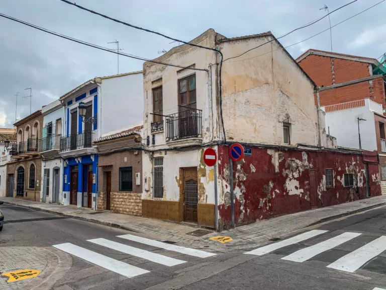 Imagen que muestra una de las calles de Valencia que ilustra el nuevo PLAN CABANYAl , con reforma de 31 vivienda dedicada a alquiler público