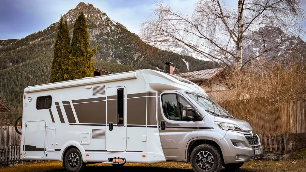 Ni hotel ni apartamento: la tendencia que arrasa para viajar por Andalucía este verano Imagen que muestra la autocaravana Carado T447 aparcada en una zona de montaña