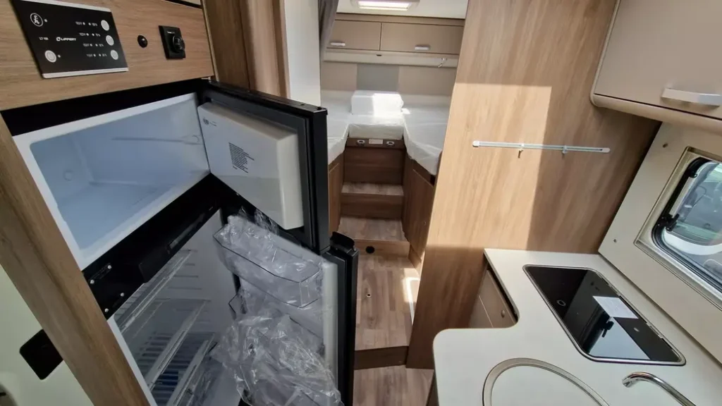 Ni hotel ni apartamento: la tendencia que arrasa para viajar por Andalucía este verano Imagen del interior de la autocaravana Carado T447 mostrando la cocina con una imagen cenital