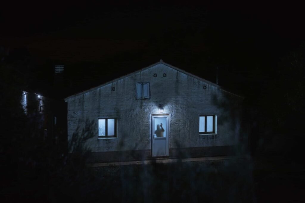 El nuevo crimen familiar de Carles Porta en Movistar Plus Imagen del nuevo documental de Carles Porta Matalo ya que muestra una casa de noche