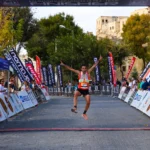 Imagen que muestra a un corredor de running de una carrera entrando en la meta