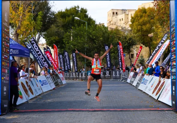 Imagen que muestra a un corredor de running de una carrera entrando en la meta