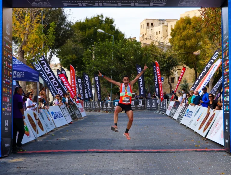 Imagen que muestra a un corredor de running de una carrera entrando en la meta