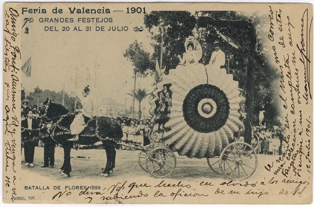 ¿Por qué se llama Feria de Julio? El secreto del siglo XIX que cambió los veranos de Valencia Imagen que muestra una fotografía del año 1900 de la Batalla de las Flores de Valencia