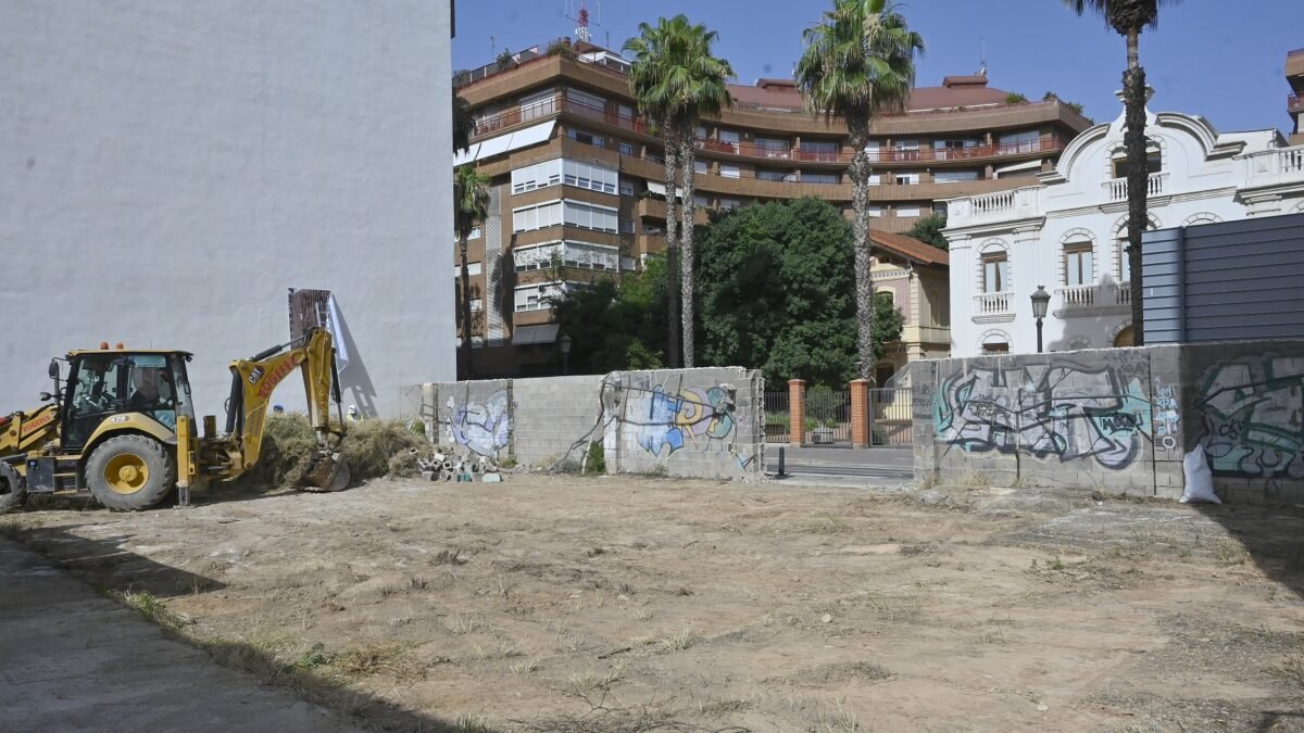 Imagen que muestra el solar donde se va a construir el nuevo ambulatorio en Mestalla, Exposició