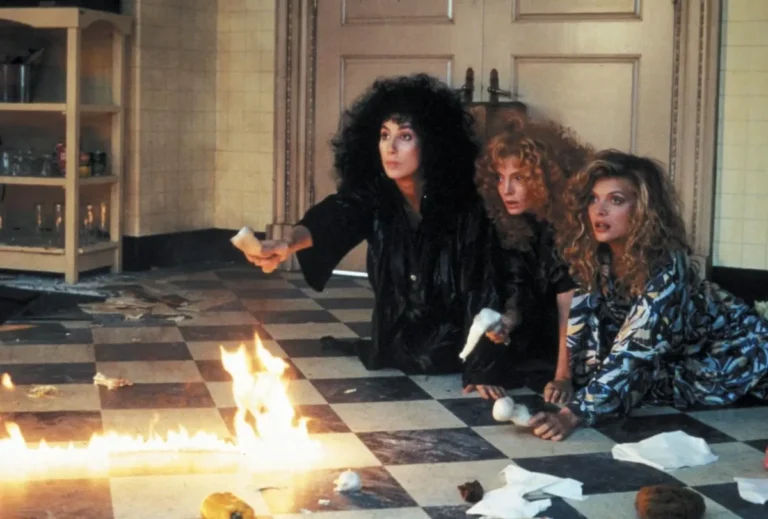 Imagen de una de las escenas de la película 'Las brujas de Eastwick' (1987)