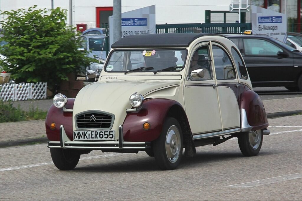 El Citroën Berlingo cumple 30 años y saca una edición especial para que metas toda tu vida dentro Imagen que muestra la Citröen 2CV en una imagen de archivo