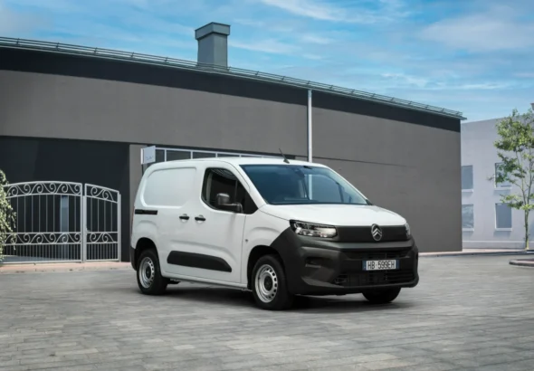 Imagen que muestra el exterior de la Citroën BERLINGO VAN FIRST en color blanco