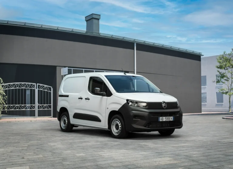 Imagen que muestra el exterior de la Citroën BERLINGO VAN FIRST en color blanco