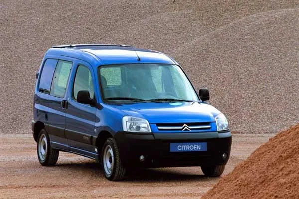 El Citroën Berlingo cumple 30 años y saca una edición especial para que metas toda tu vida dentro Imagen de la Citroën Berlingo de color azul , modelo anterior
