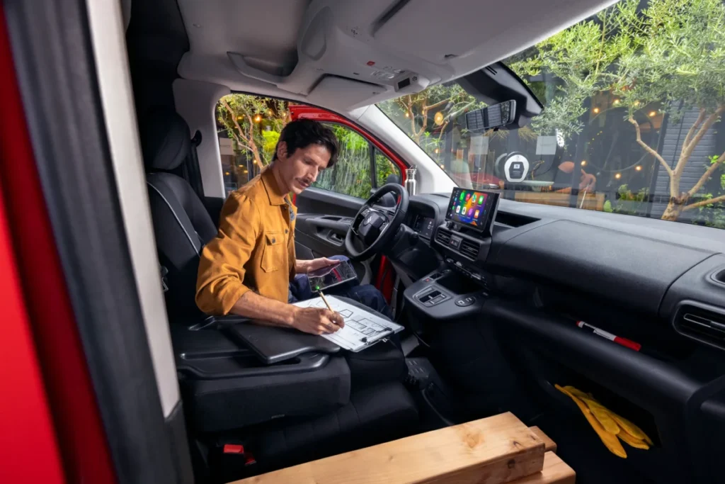 El Citroën Berlingo cumple 30 años y saca una edición especial para que metas toda tu vida dentro Imagen que muestra el interior de la parte delantera, asiento conductor y copiloto de la Citroën Berlingo