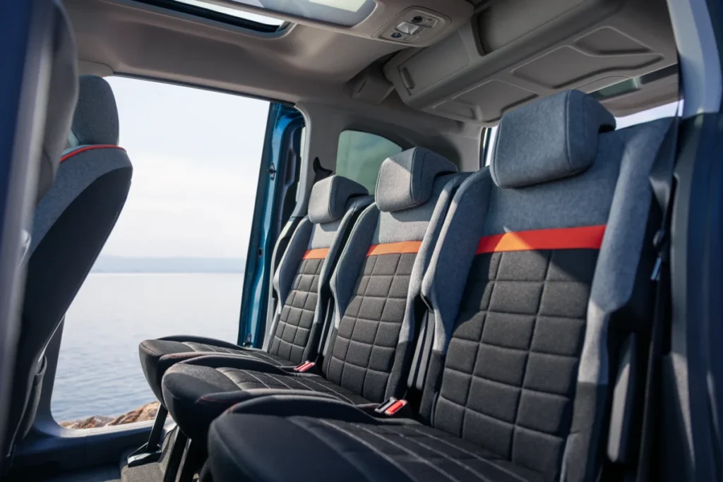 El Citroën Berlingo cumple 30 años y saca una edición especial para que metas toda tu vida dentro Imagen que muestra en detalle los asientos traseros de la Citroën Berlingo