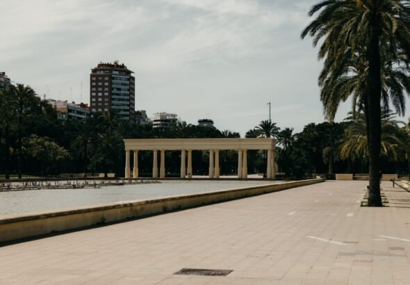 Imagen que muestra el jardín del Turia donde se encuentra el Palau de la Música