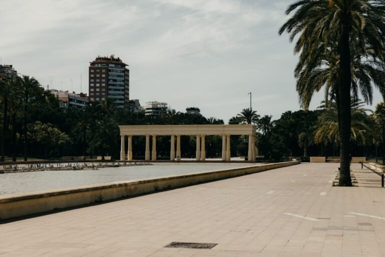 Imagen que muestra el jardín del Turia donde se encuentra el Palau de la Música