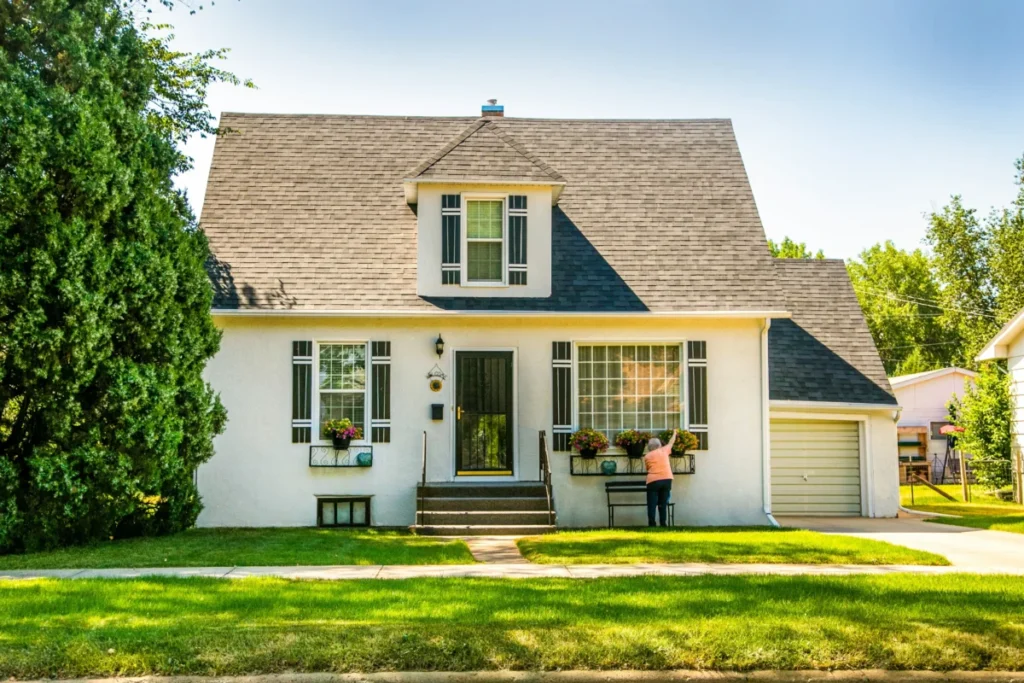 La confusión con el seguro del hogar que te puede costar miles de euros Imagen que muestra el continente de una casa, la estructura , con un jardín delante.