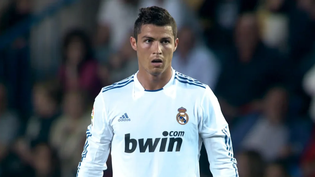 ¿Cómo cambiaron el fútbol Messi y Cristiano? El documental que revela los secretos de su guerra Imagen que muestra a Cristiano Ronaldo en un partido con la camiseta del Real Madrid