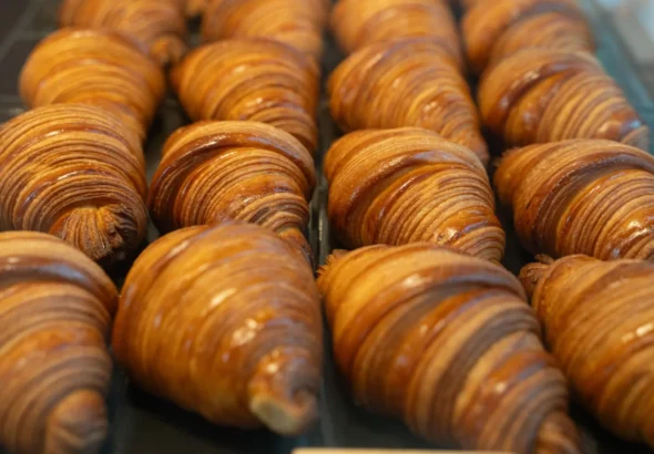 Imagen que muestra una bandeja llena de croisant hechos con el oleogel del CSIC. Imagen de recurso.
