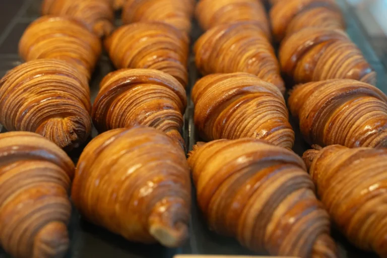 Imagen que muestra una bandeja llena de croisant hechos con el oleogel del CSIC. Imagen de recurso.