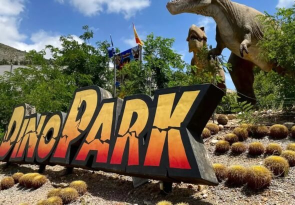 Imagen que muestra el cartel de DinoPark de Alicante