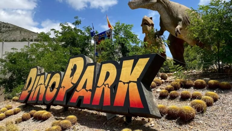 Imagen que muestra el cartel de DinoPark de Alicante