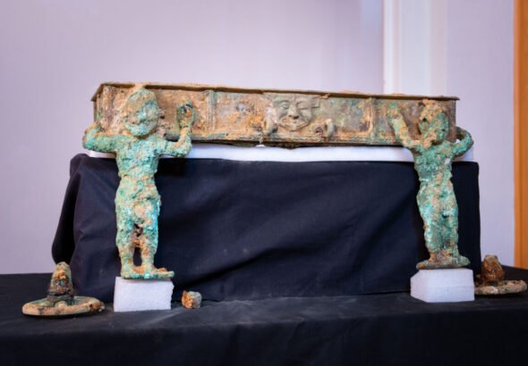 Imagen del hallazgo de un carro de bronce en el yacimiento de Casas del Turuñuelo