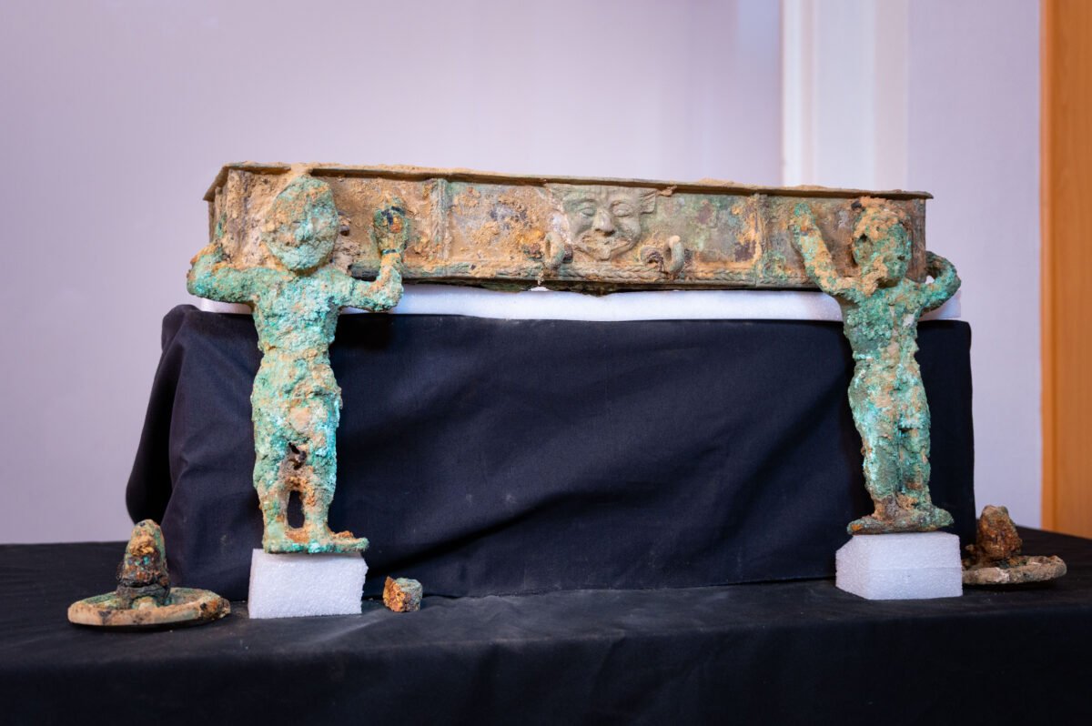 Desentierran una pieza del siglo V antes de Cristo que conecta Extremadura con Italia Imagen del hallazgo de un carro de bronce en el yacimiento de Casas del Turuñuelo