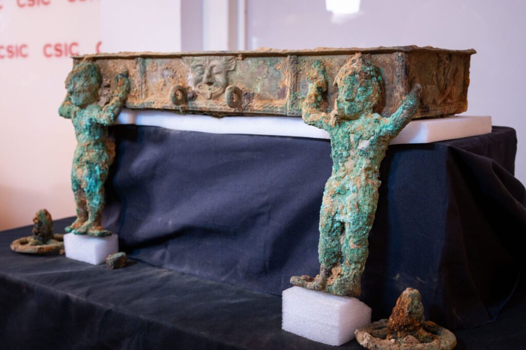 Desentierran una pieza del siglo V antes de Cristo que conecta Extremadura con Italia Carro del bronce en el yacimiento de Casas del Turuñuelo