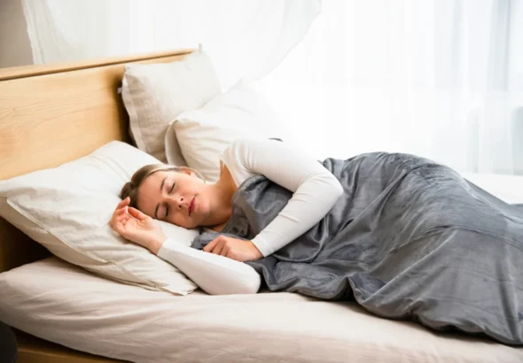 Imagen que muestra una persona durmiendo con una almohada nueva