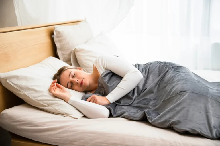Imagen que muestra una persona durmiendo con una almohada nueva