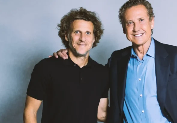 Diego Forlán junto a Valdano en una imagen sobre el programa Universo Valdano