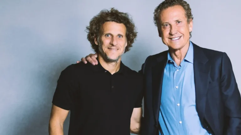 Diego Forlán junto a Valdano en una imagen sobre el programa Universo Valdano