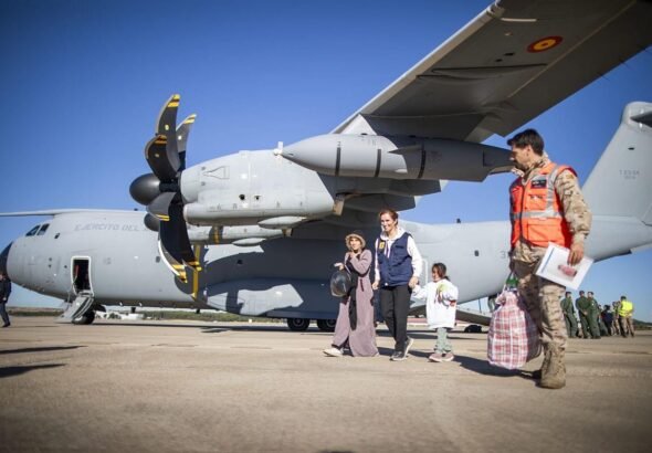 Imagen que muestra el avión de traslado de los niños enfermos desde la Franja de Gaza a España