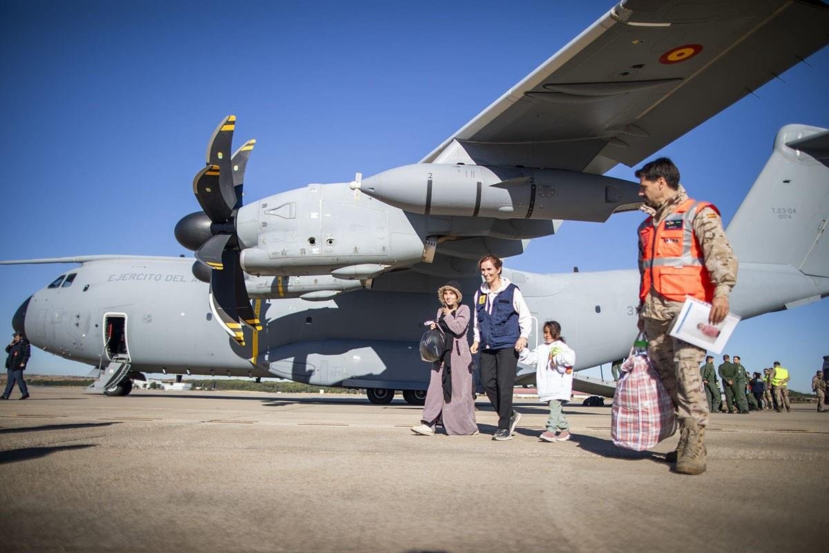 Imagen que muestra el avión de traslado de los niños enfermos desde la Franja de Gaza a España