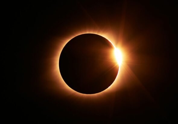 Imagen que muestra uno de los eclipses de sol total