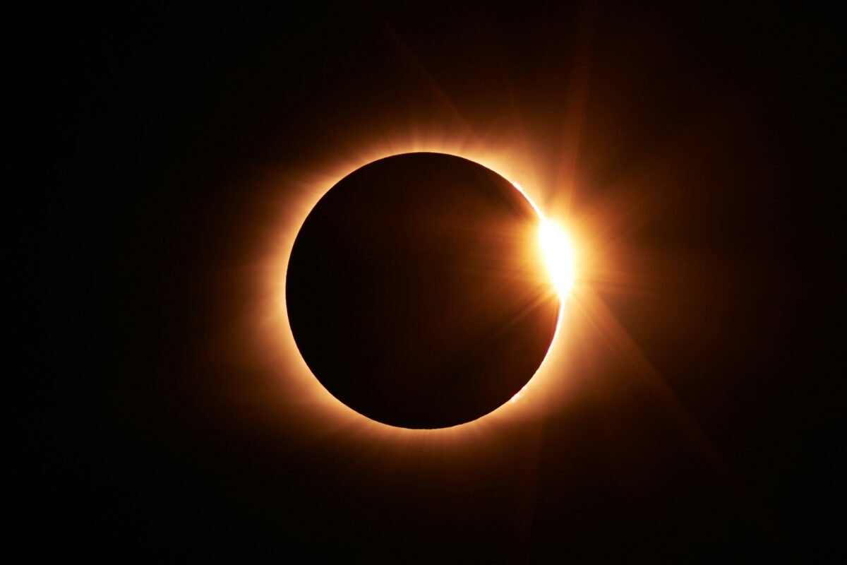 ¿Por qué el cielo se volverá completamente negro en España muy pronto? Imagen que muestra uno de los eclipses de sol total