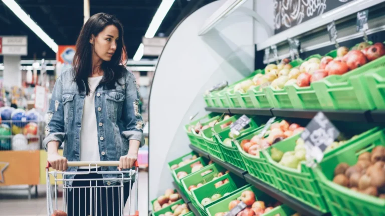 Imagen que muestra una persona comprando en El Corte Inglés con la campaña de descuentos en supermercado. Imagen para ilustrar