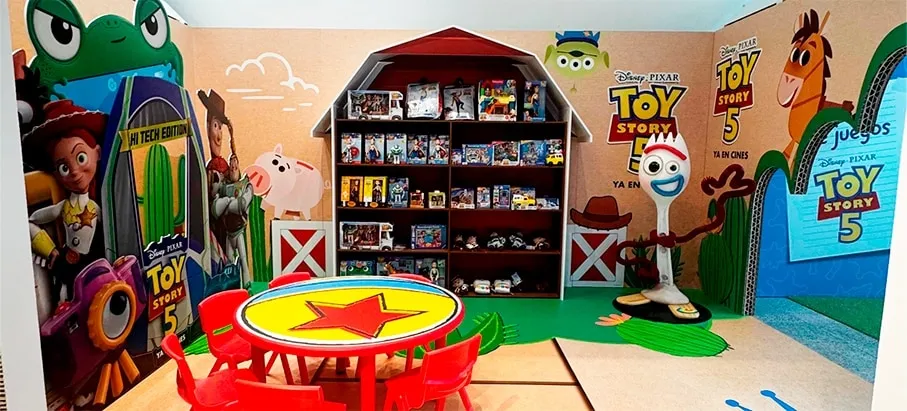 El plan gratis de El Corte Inglés para llevar a los niños si ya has visto Toy Story 5 Imagen que muestra el interior de la zona interactiva en El Corte Inglés de Toy Story
