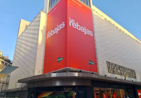 Imagen que muestra un edificio de El Corte Inglés con el cartel de las rebajas