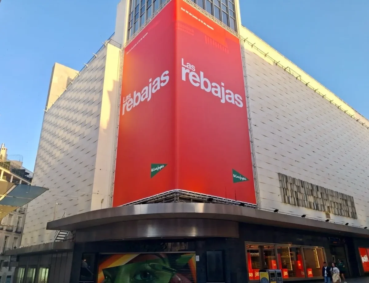 Imagen que muestra un edificio de El Corte Inglés con el cartel de las rebajas