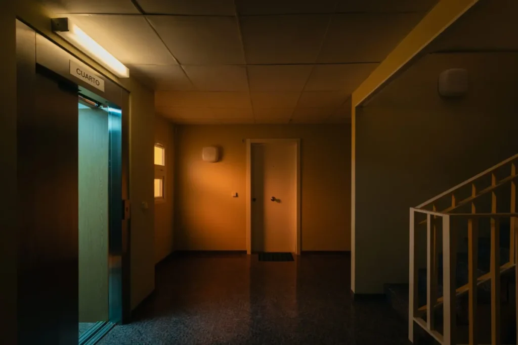 ¿Cómo descubrieron los vecinos a las gemelas de Sabadell? Los nuevos detalles del true crime de Carles Porta Imagen que muestra una de las escenas de la nueva serie documental de Carles Porta El plan de las gemelas en Movistar Plus