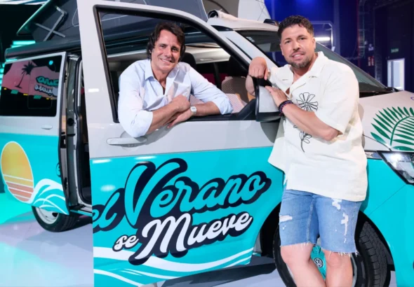 Imagen que muestra a los presentadores del programa El Verano se mueve de estreno en Telecinco