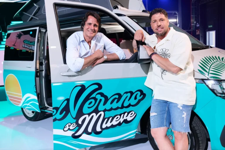 Imagen que muestra a los presentadores del programa El Verano se mueve de estreno en Telecinco