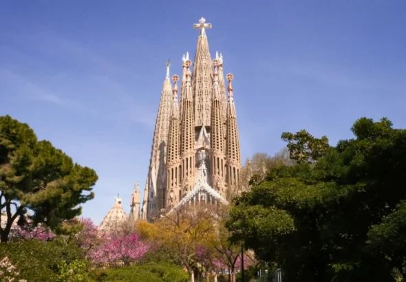 Imagen que muestra la Sagrada Familia con la Torre de Jesuscrito terminada