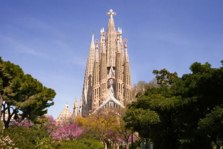 Imagen que muestra la Sagrada Familia con la Torre de Jesuscrito terminada