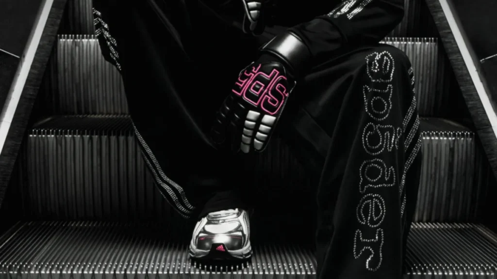 La mítica bota de fútbol de tu infancia cambia de forma: prepárate para ver este híbrido Imagen que muestra la colección de adidas xF50 Formotion SP5DER de zapatillas y de ropa con los detalles plateados y rosas