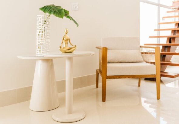 Imagen que muestra la entrada de una cosa con una escalera de madera adaptada al Feng Shui