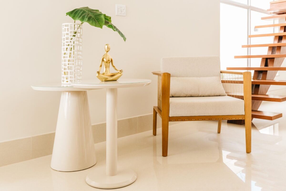 Imagen que muestra la entrada de una cosa con una escalera de madera adaptada al Feng Shui