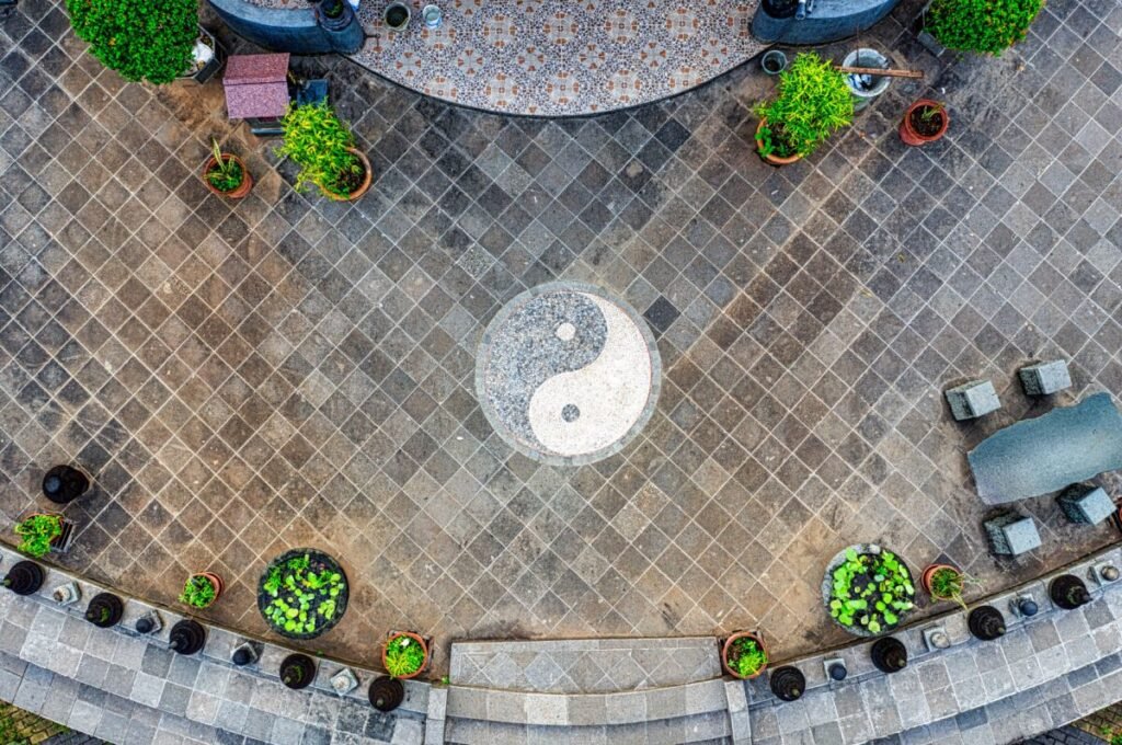 El arte del Feng Shui: Cómo organizar tu casa para transformar tu vida Imagen que muestra el ying yang a la entrada de una casa con Feng Shui